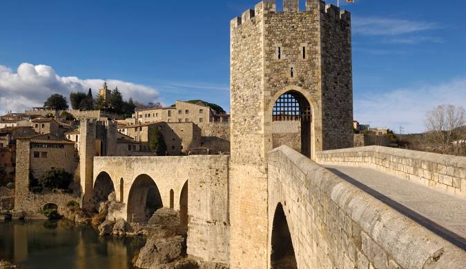 Pont de pedre del poble medieval de Besalú
