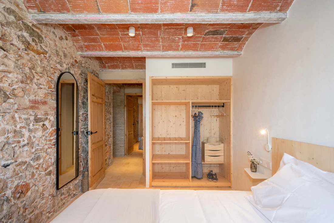 Room with bed and wardrobe of Can Moneta Empordà with Mediterranean decoration and cozy style for rent