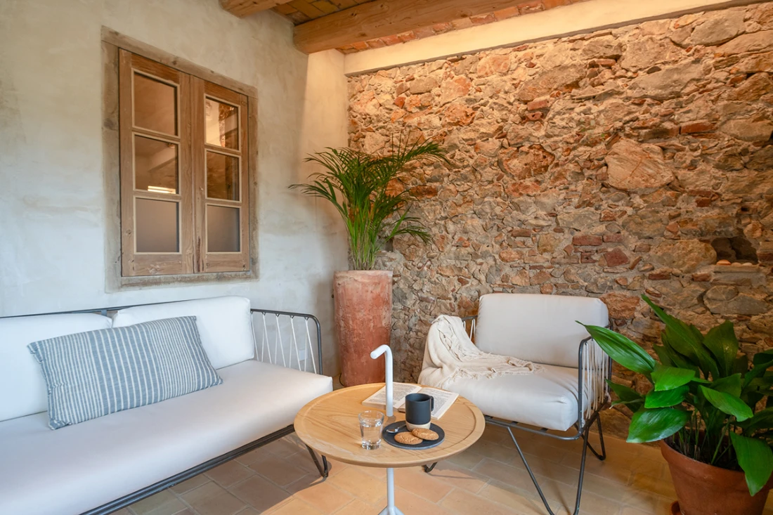 Bright and spacious living room in Can Moneta Empordà with Mediterranean decoration and cozy style for rent