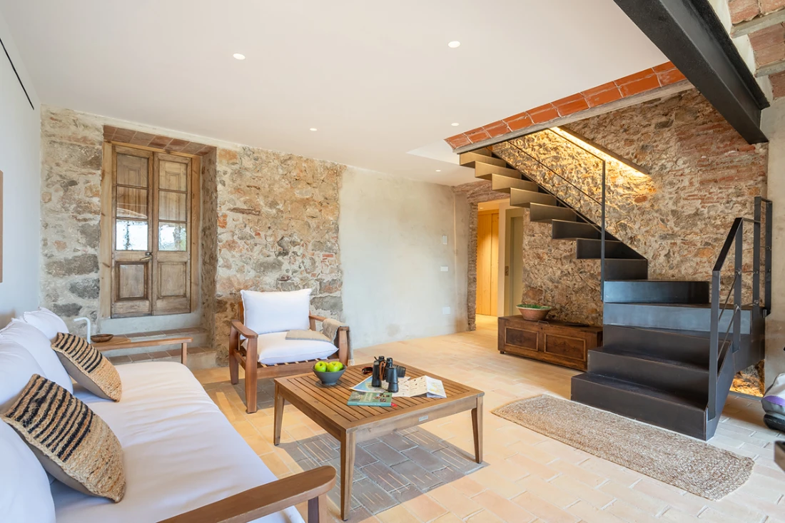 Bright and spacious living room in Can Moneta Empordà with Mediterranean decoration and cozy style for rent
