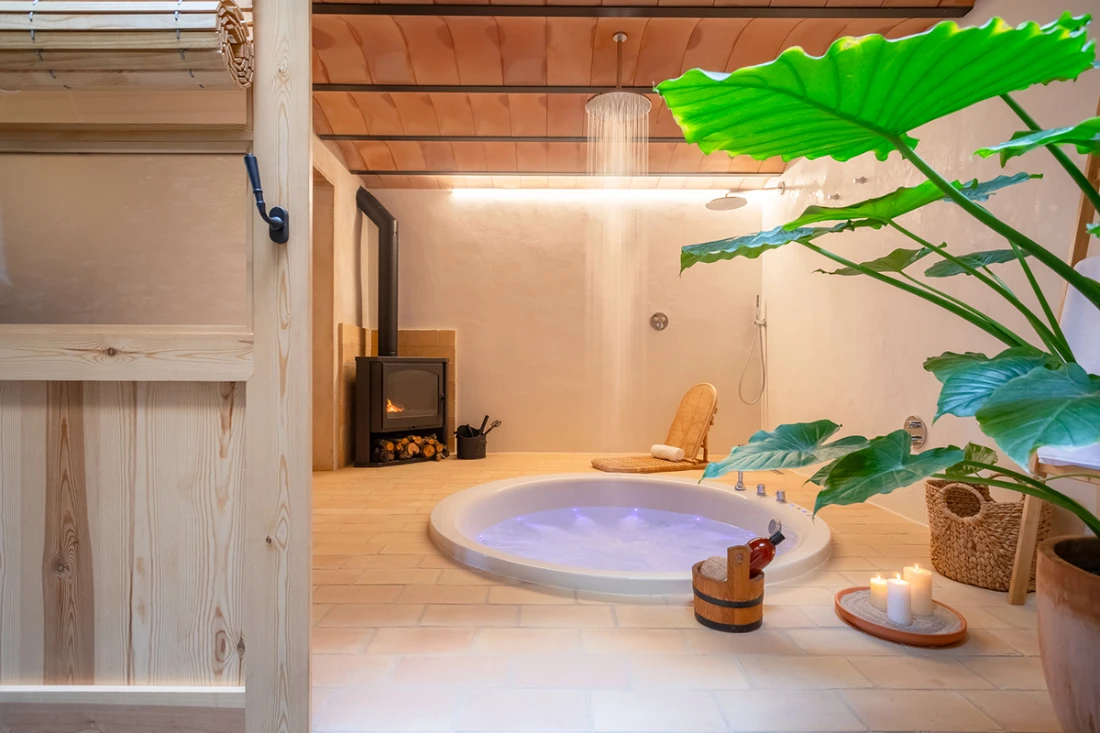 Spa area with hydromassage in traditional house Can Moneta Empordá for rent