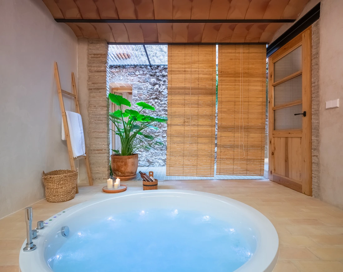 Zona de spa privat amb jacuzzi a Can Moneta en lloguer a L'Empordà