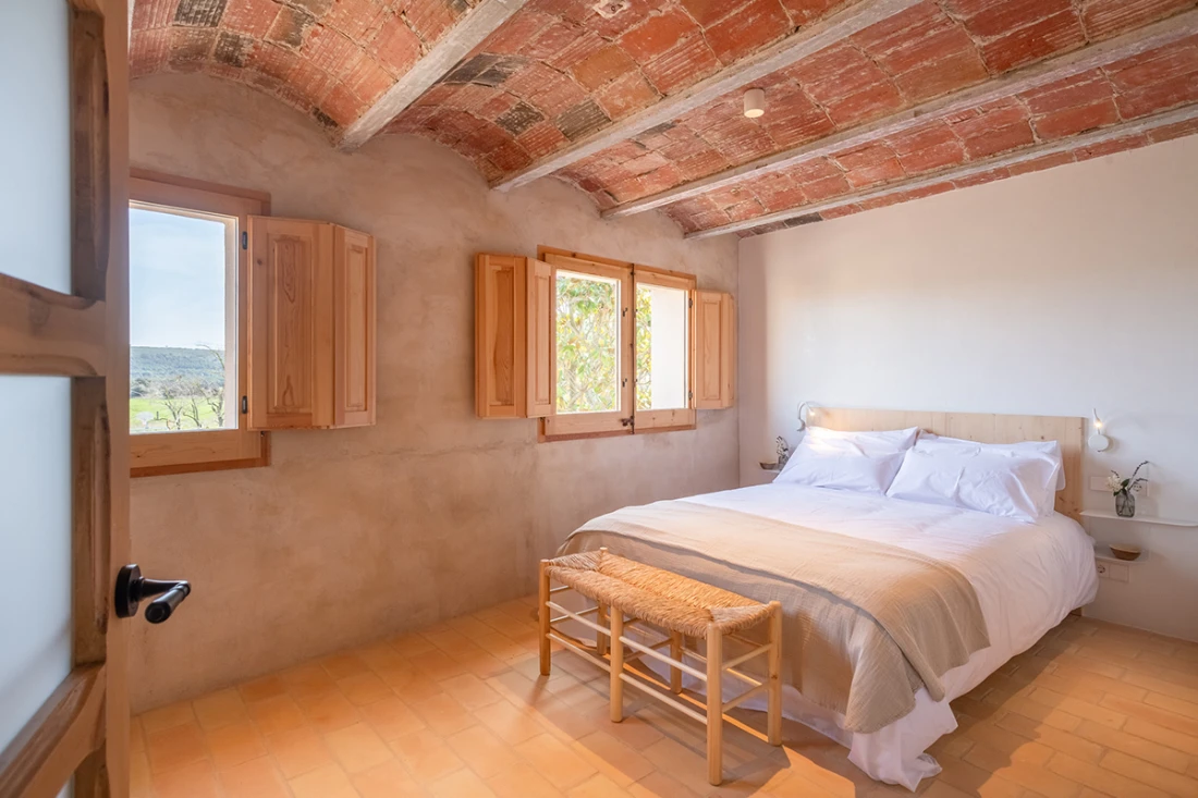Room with bed and wardrobe of Can Moneta Empordà with Mediterranean decoration and cozy style for rent