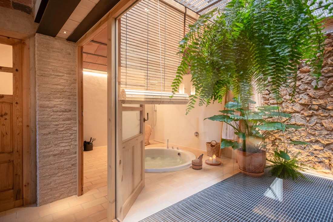Spa area with hydromassage in traditional house Can Moneta Empordá for rent