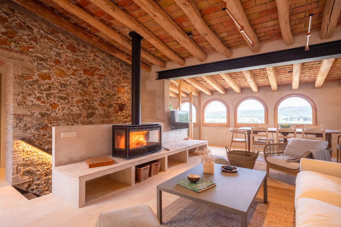 Saló amb sofà i ximenia a Can Moneta, L'Empordà