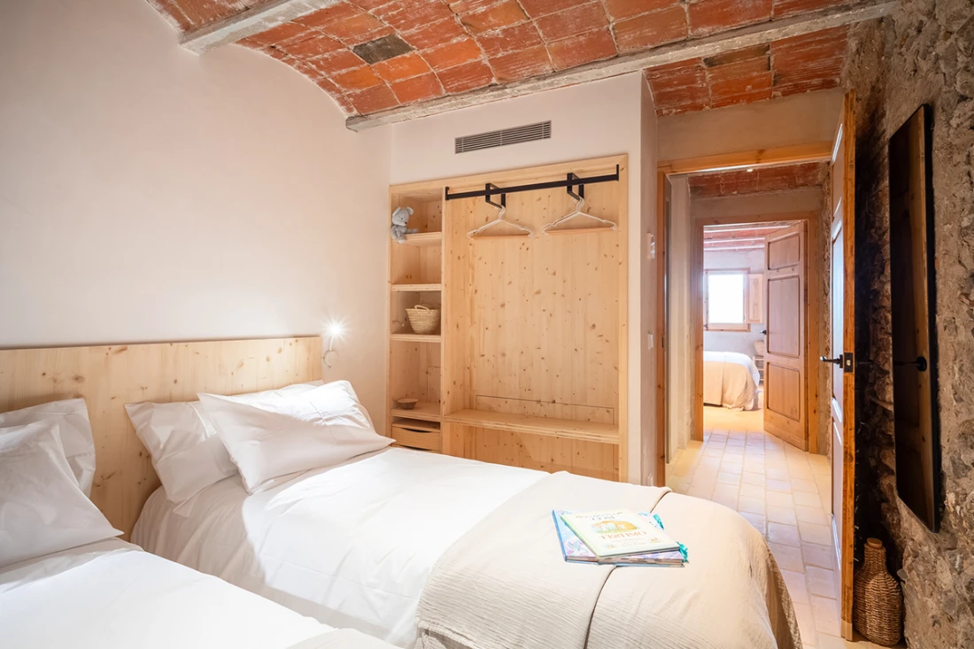 Room with bed and wardrobe of Can Moneta Empordà with Mediterranean decoration and cozy style for rent