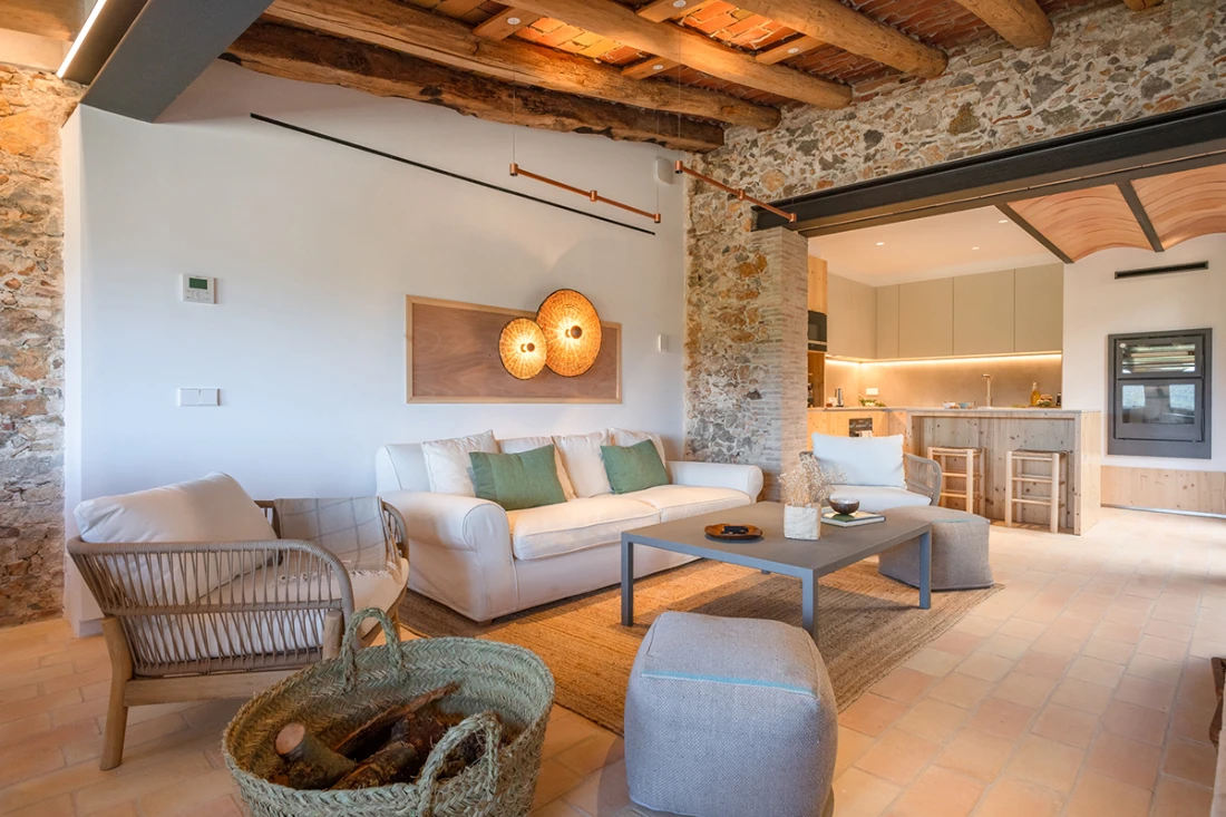 Bright and spacious living room in Can Moneta Empordà with Mediterranean decoration and cozy style for rent