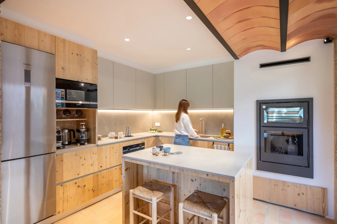 Fully equipped renovated kitchen in traditional house Can Moneta Empordça for rent