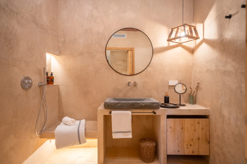 Mediterranean style bathroom with mirror in traditional house Can Moneta Empordá for rent