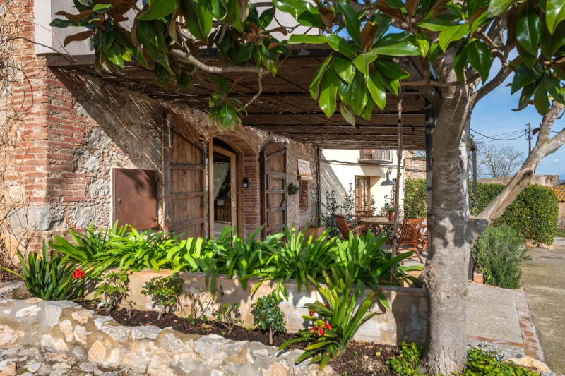 Jardí i pèrgola de Can Moneta, un racó de silenci a l'Empordà