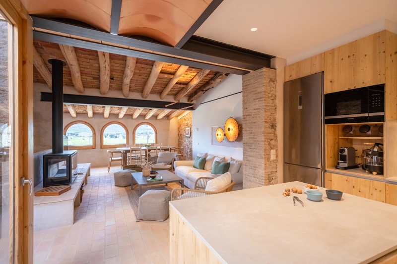 Interior de Can Moneta Empordà amb arquitectura tradicional i diseny contemporani