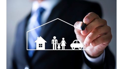 Ev, aile ve araç ikonları çizen iş insanı – sigorta sektöründe veri güvenliğini anlatan blog yazısı görseli.
