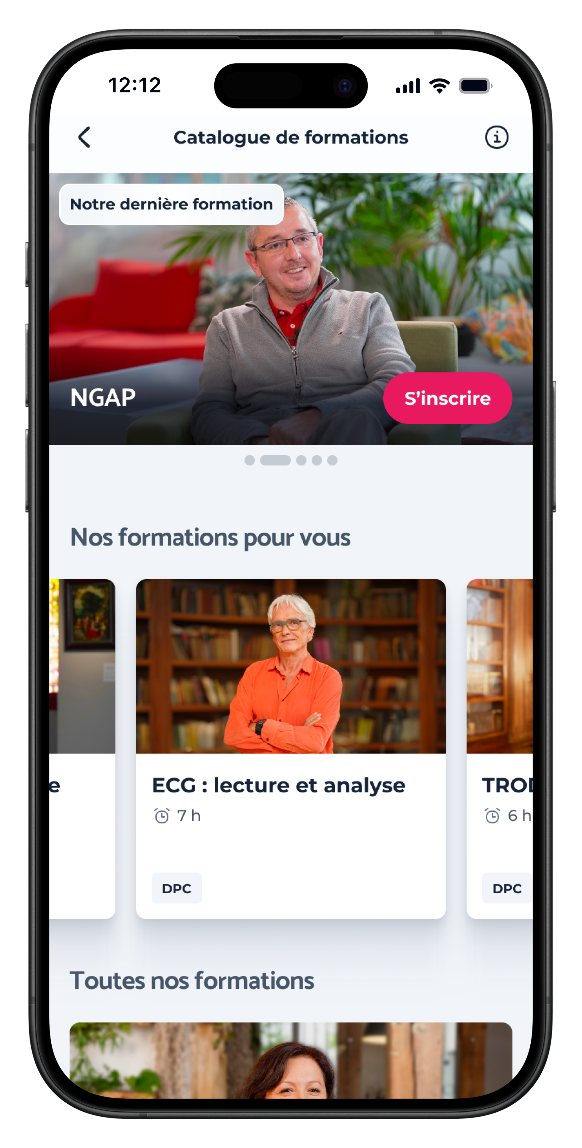 Page d'application mobile affichant un catalogue de formations avec un homme souriant en pull gris pour la formation NGAP et une section de formations recommandées incluant un homme en chemise orange devant une bibliothèque.