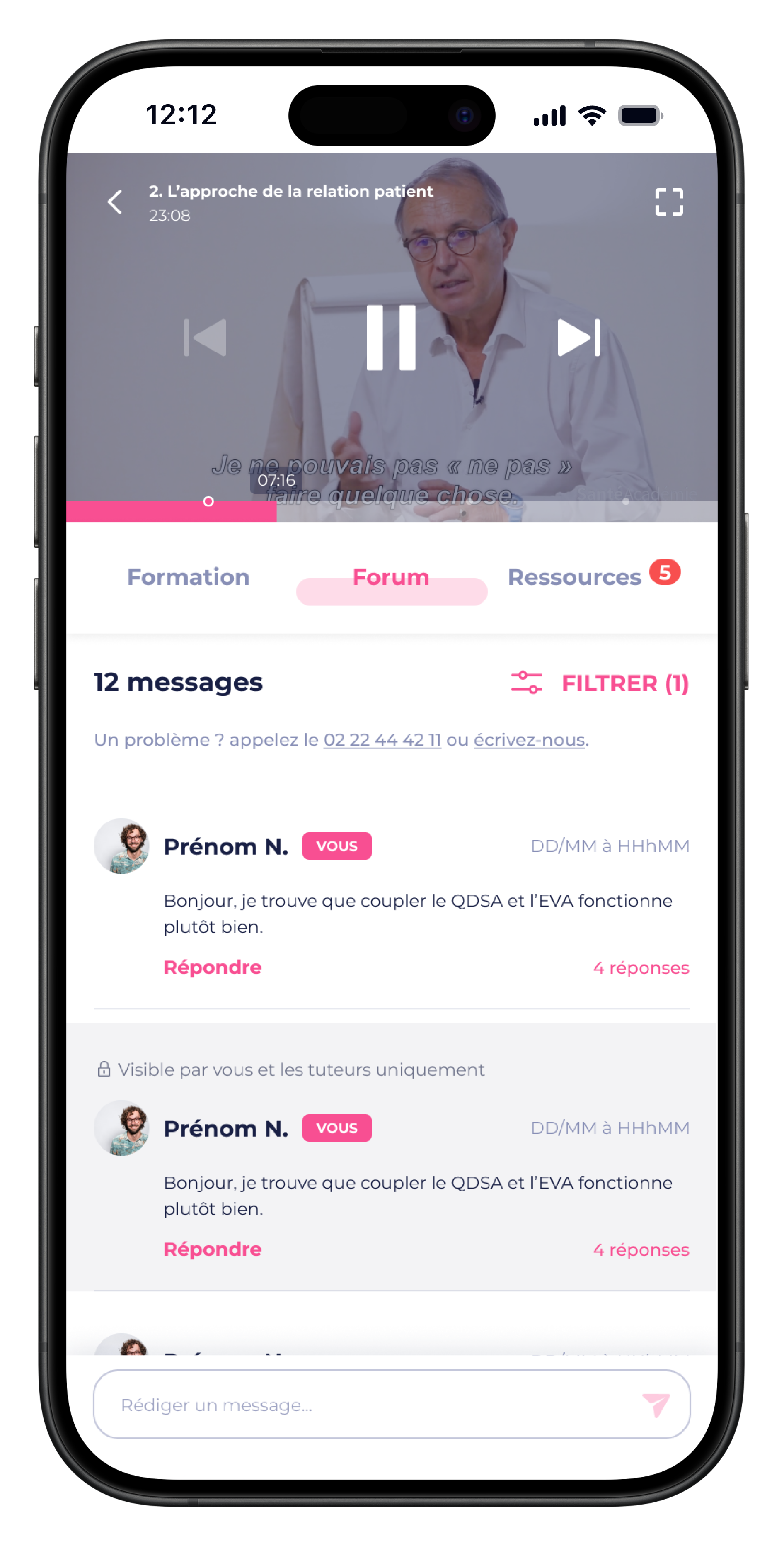 Capture d'écran d'une application mobile montrant une leçon vidéo sur 'L'approche de la relation patient' avec un homme portant des lunettes, et un forum avec 12 messages où un utilisateur commente sur le couplage du QDSA et l’EVA.