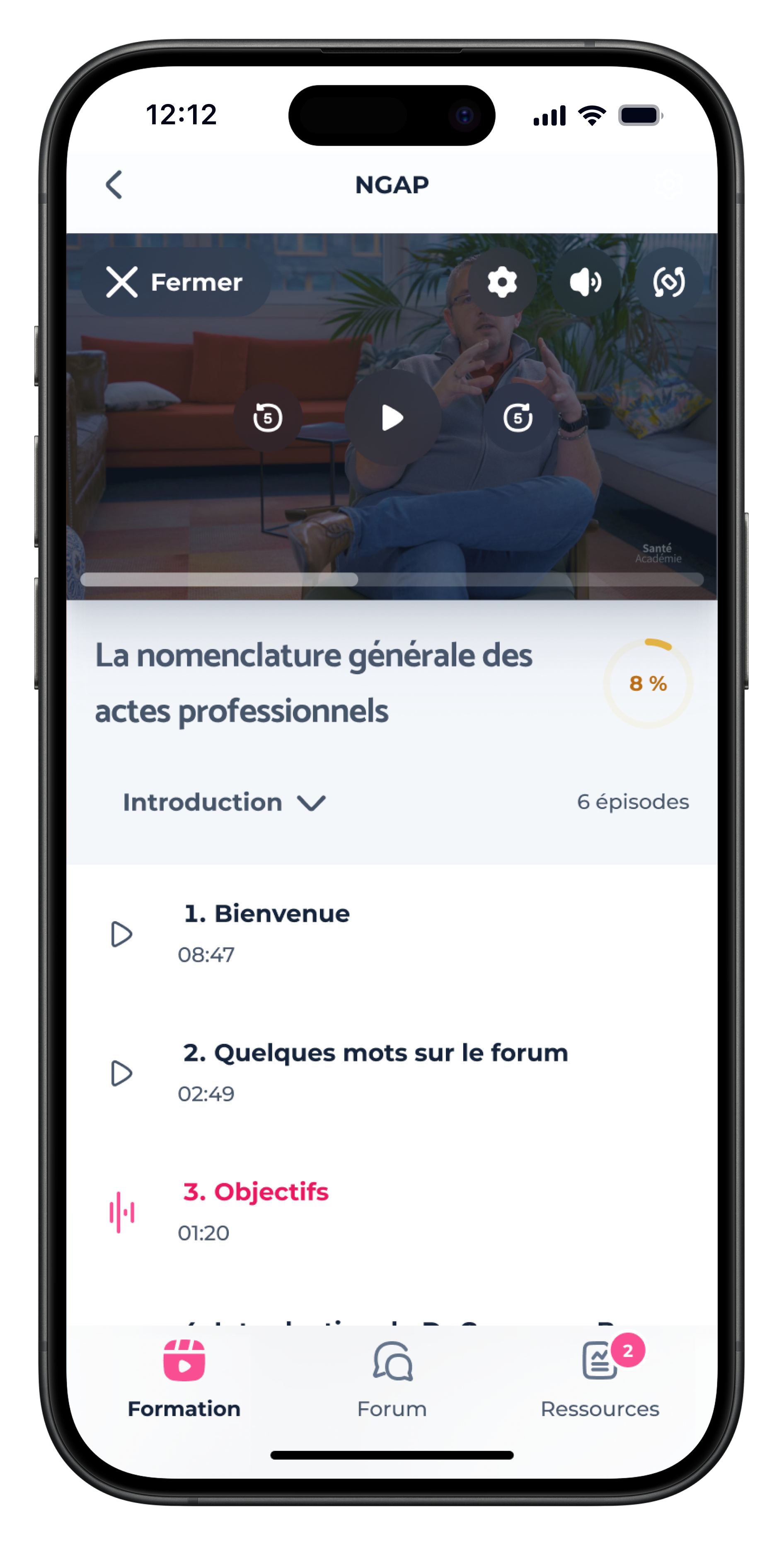 Écran d'application montrant un cours vidéo intitulé La nomenclature générale des actes professionnels avec une liste de trois épisodes, dont le troisième intitulé Objectifs est en cours de lecture.