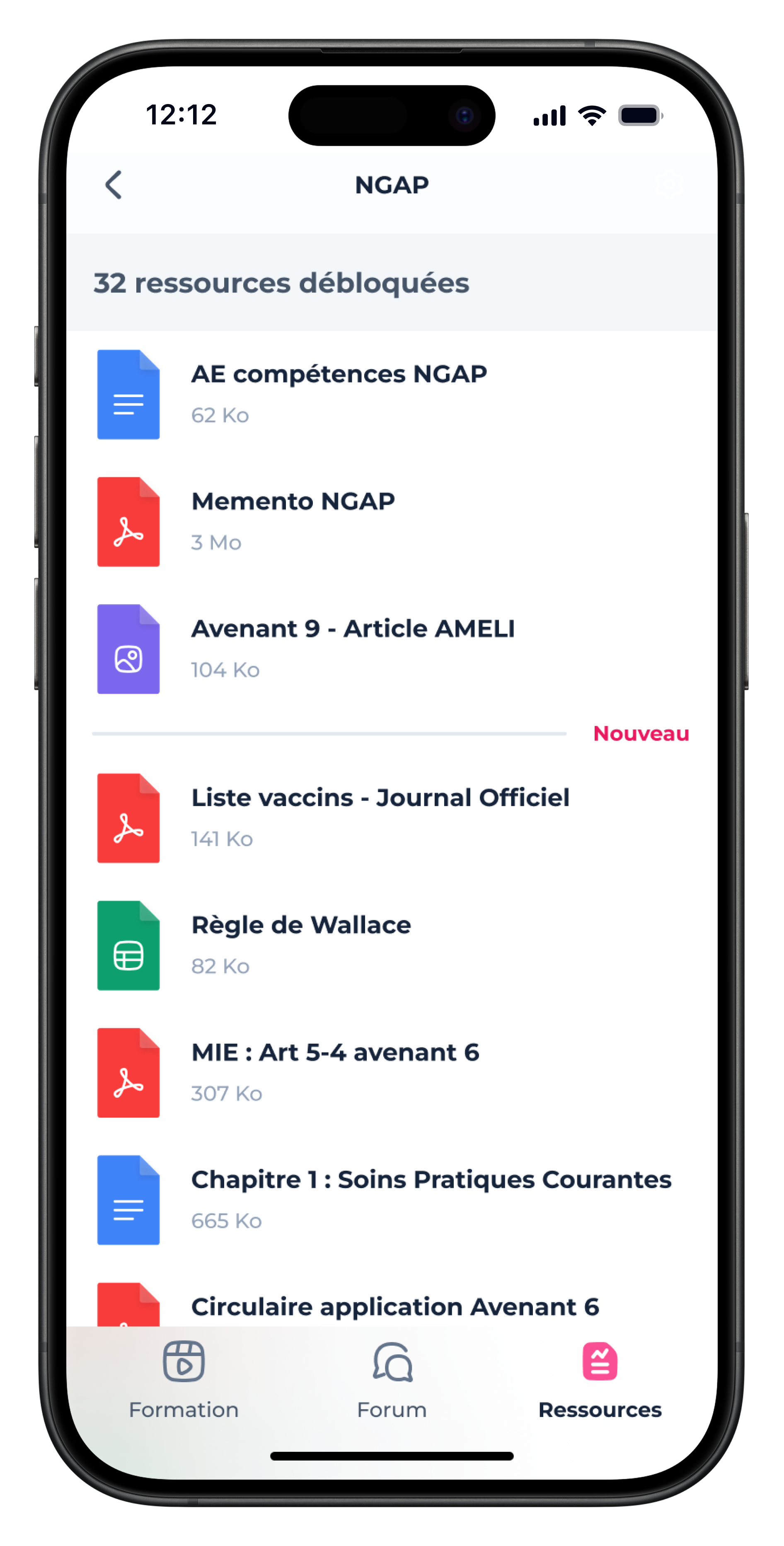 Écran d'application mobile affichant une liste de 32 ressources NGAP débloquées avec différents fichiers PDF, documents et tableaux, certains marqués comme nouveau.