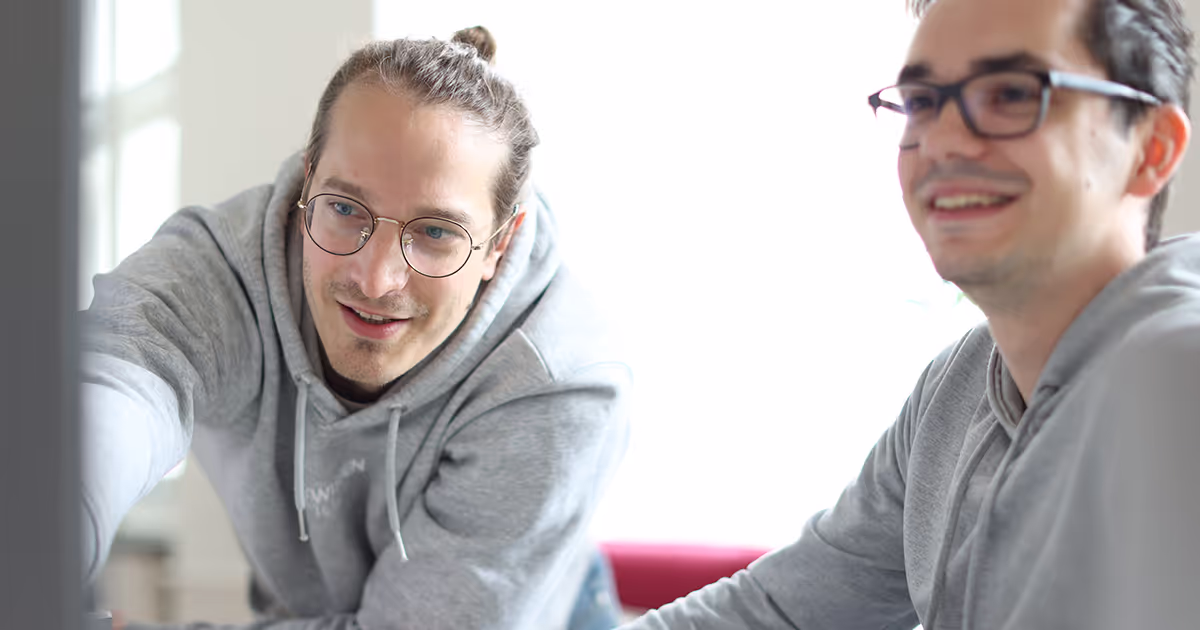 Ina Einemann präsentiert vor Mitarbeitenden im open space der OPEN KNOWLEDGE GmbH.