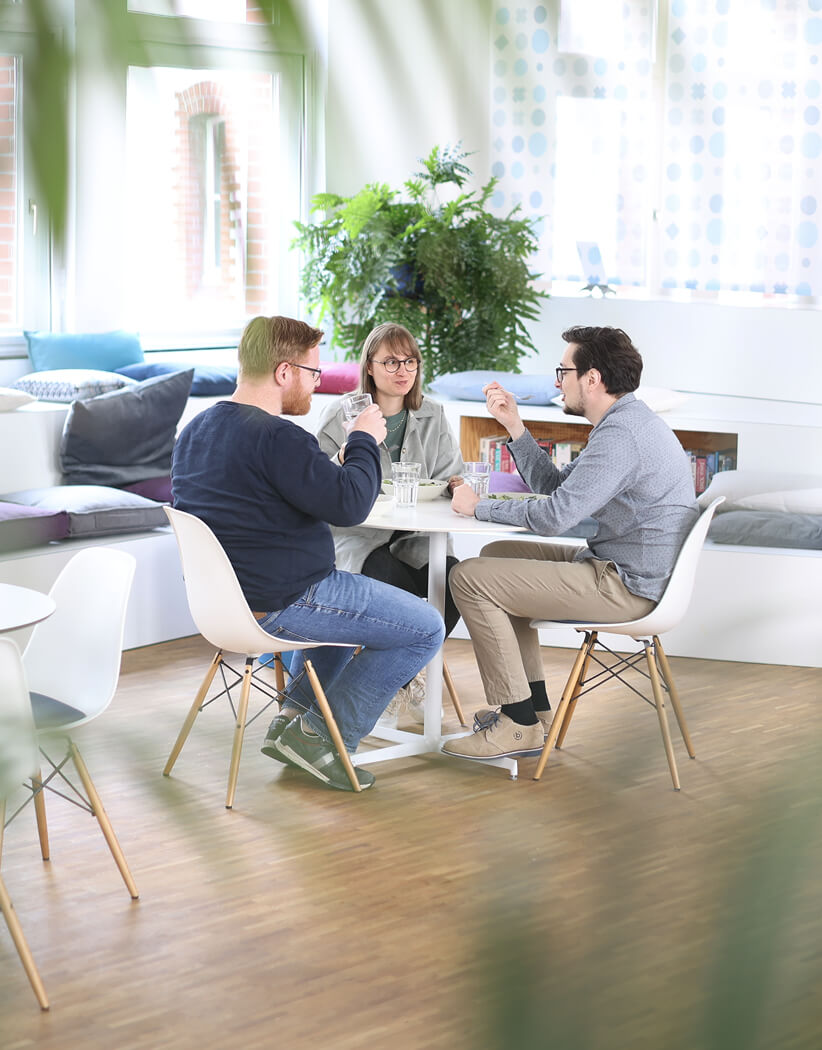 Mitarbeitende beim Mittagessen im open space der OPEN KNOWLEDGE GmbH