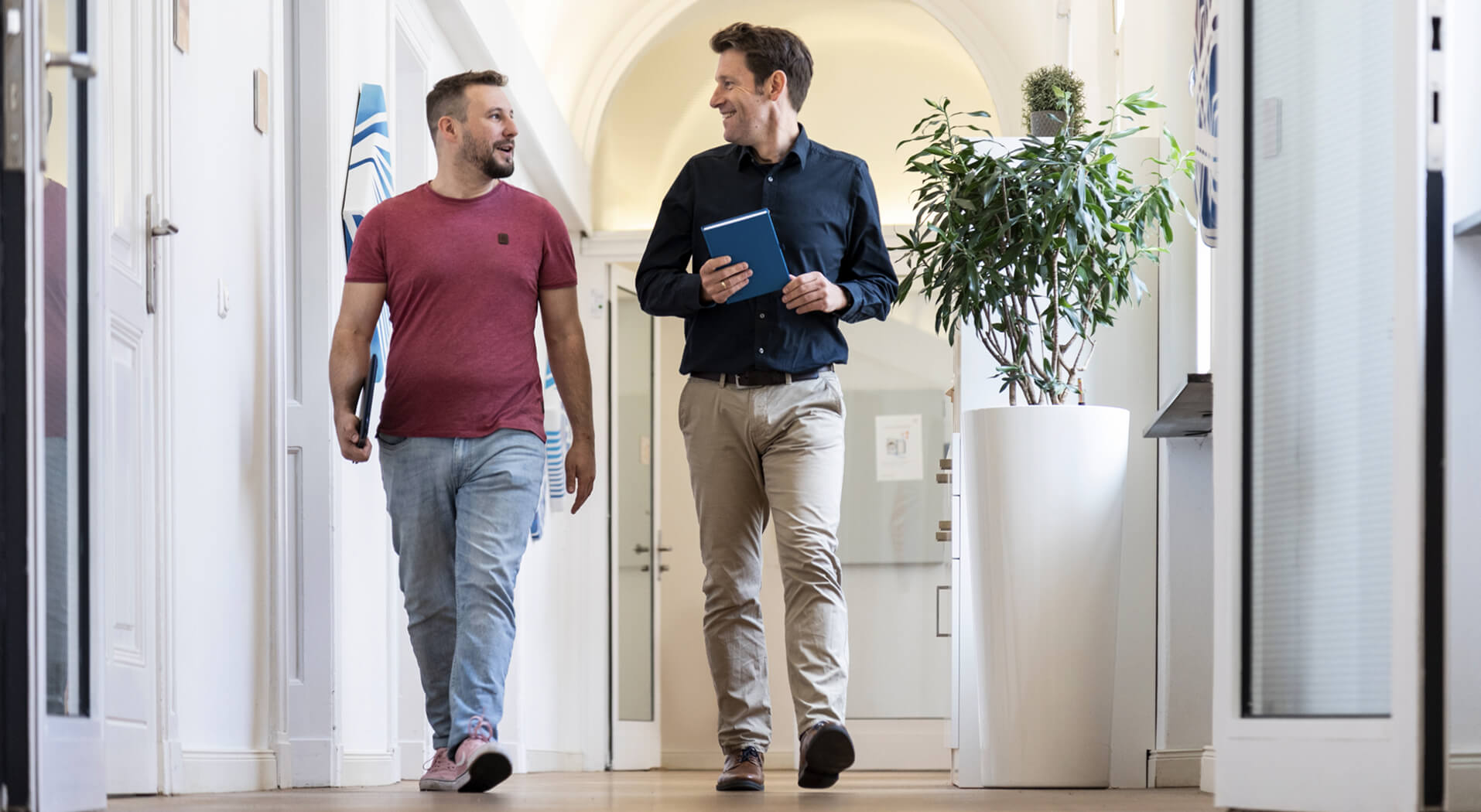 Christoph Damm und Klaus Hempen im Gespräch auf dem Flur der OPEN KNOWLEDGE GmbH