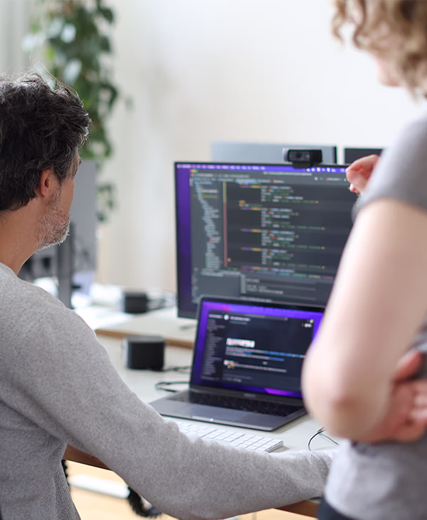 Platform Engineer am PC vor Code