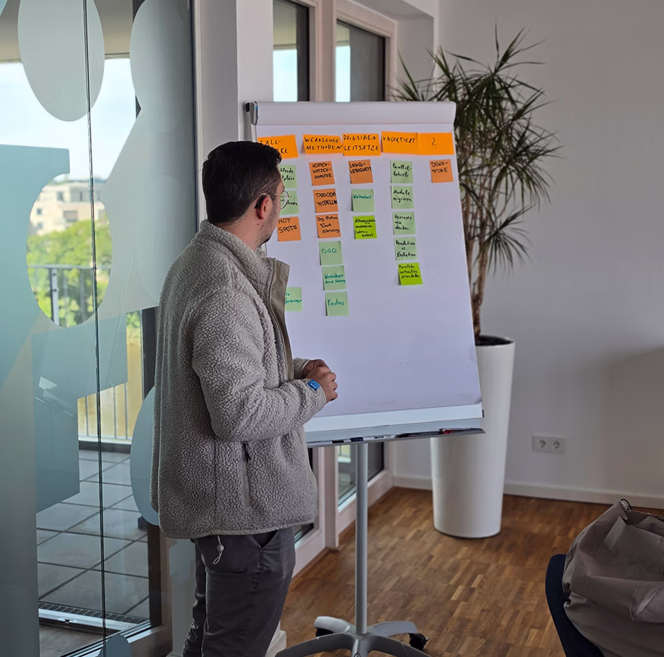 Platform Engineer am PC vor Code