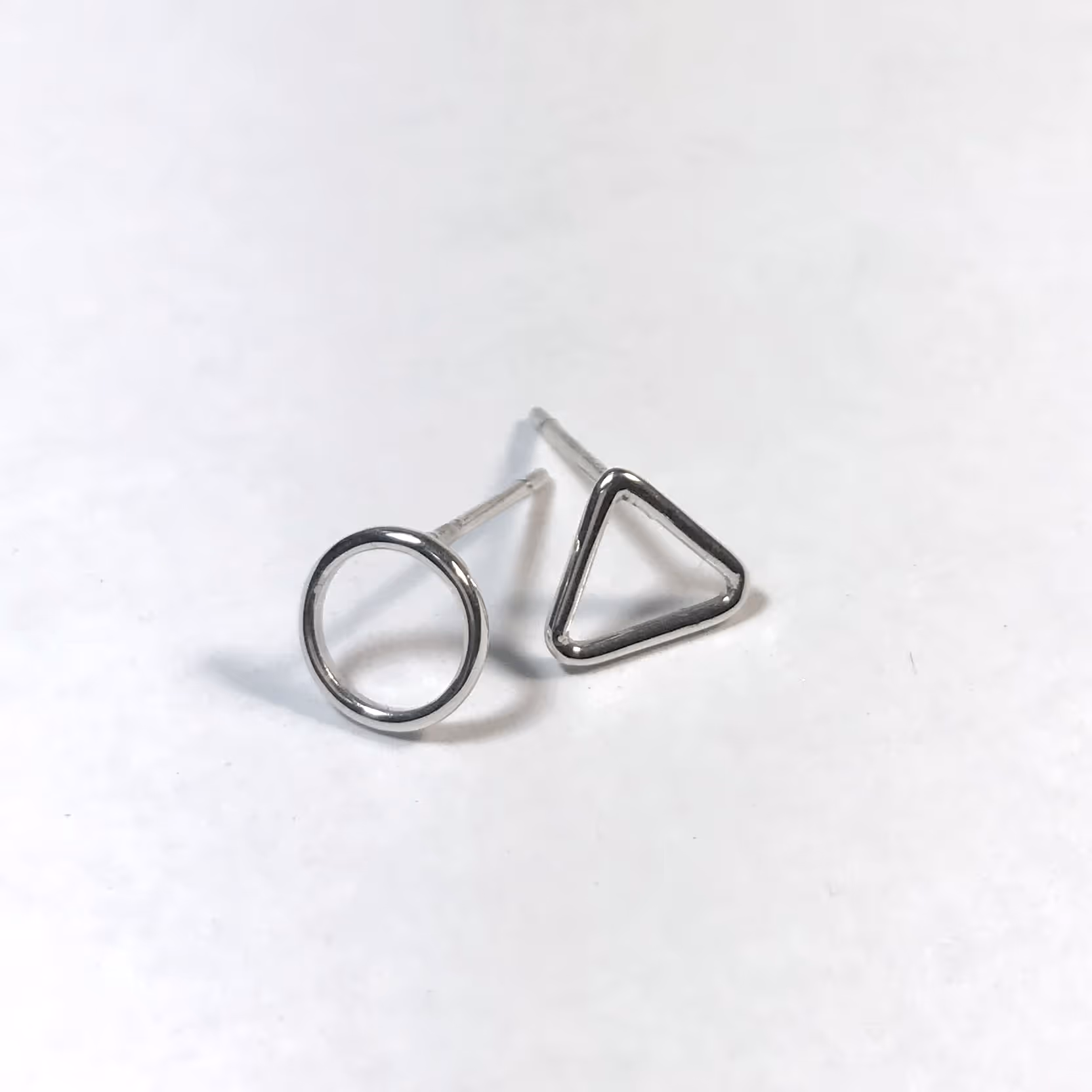 Simple earstuds. Sterling silver.