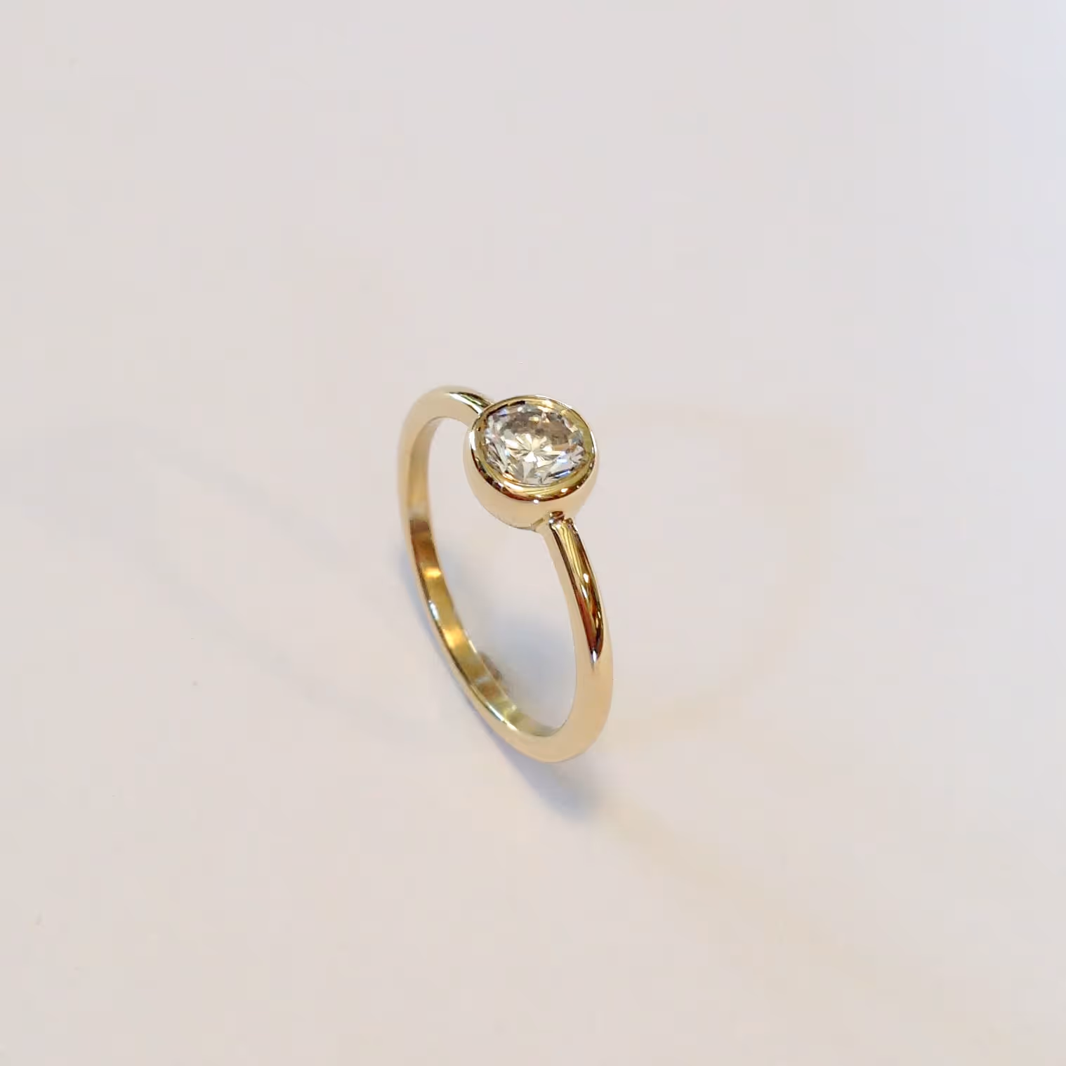 Engagement ring. 18ct gold with diamond.