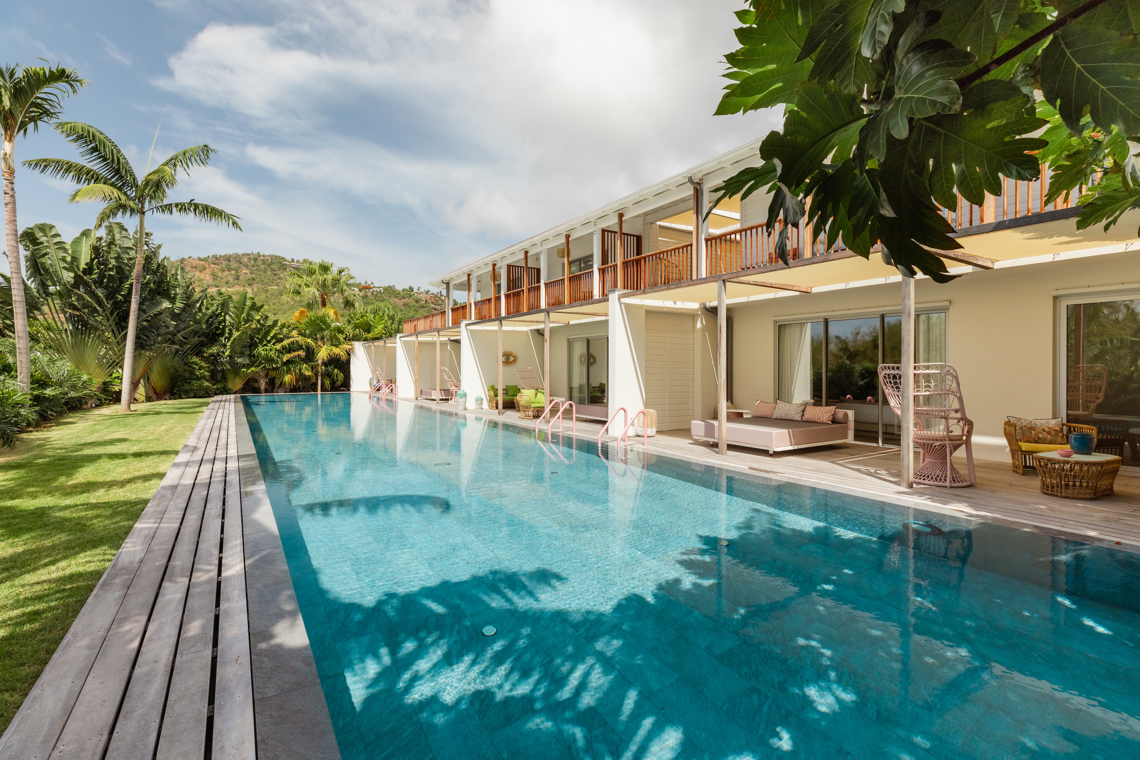 Piscine extérieur et terrasses des Pool Suites - Tropical Hôtel Saint-Barth