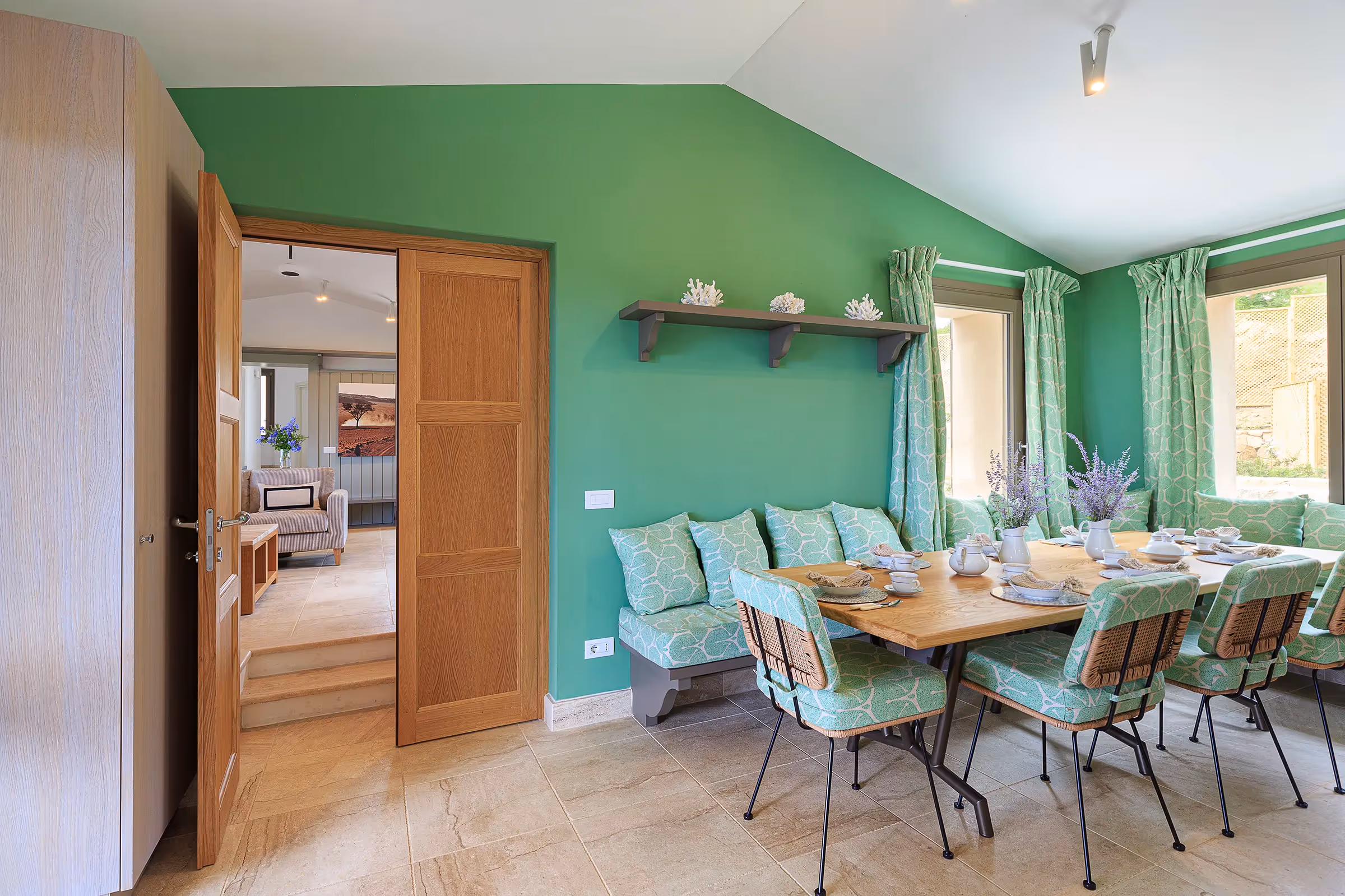 Villa 6 - Dining room and kitchen