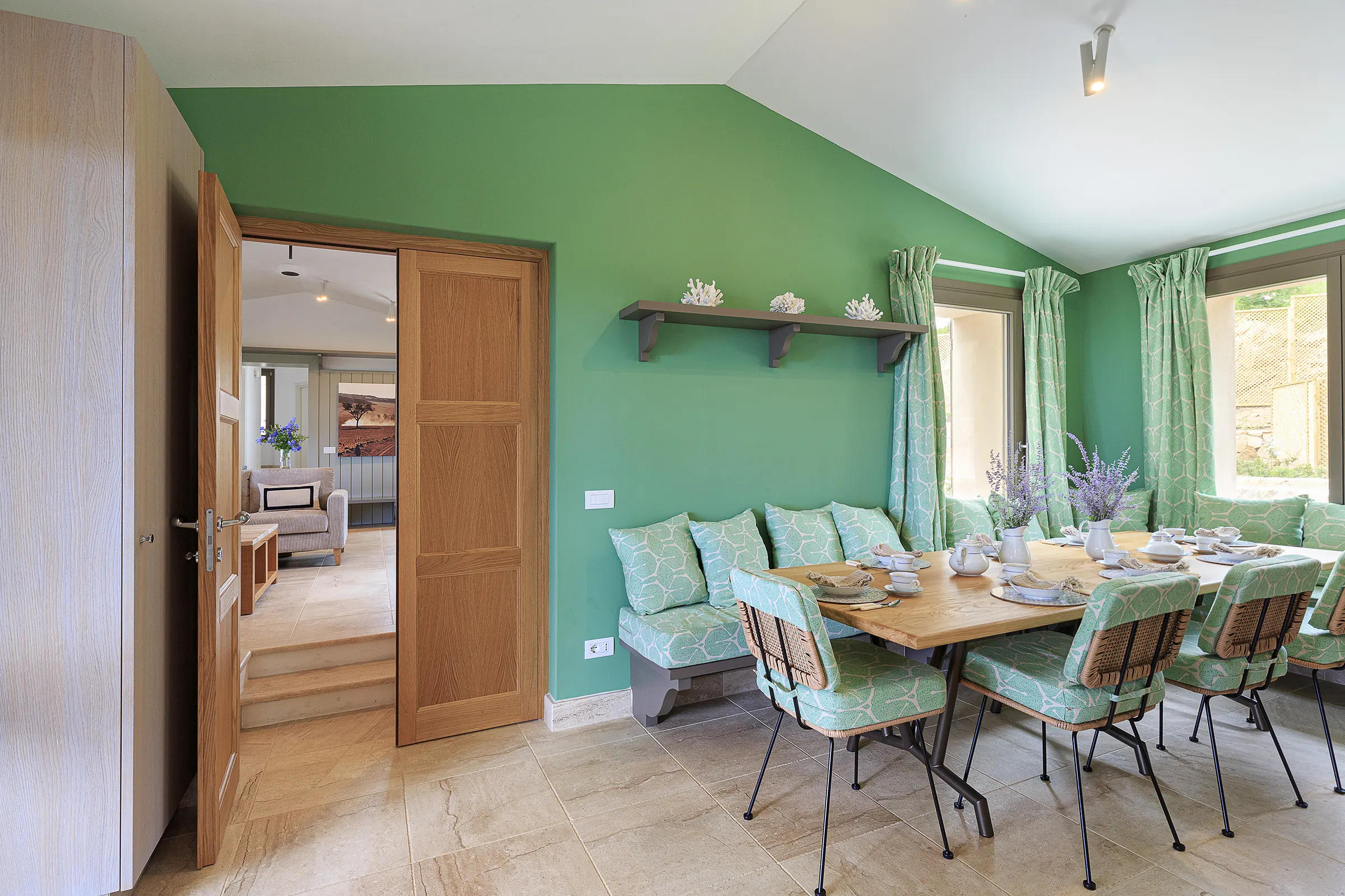 Villa 6 - Dining room and kitchen