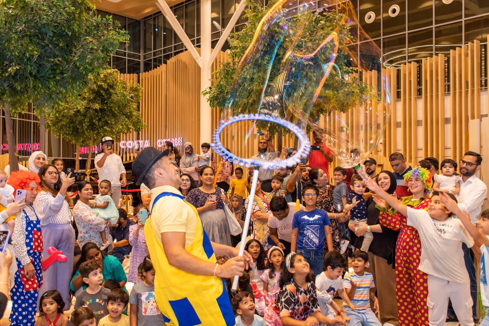 احتفال عيد الفطر مع الأطفال في مستشفى فقيه الجامعي.