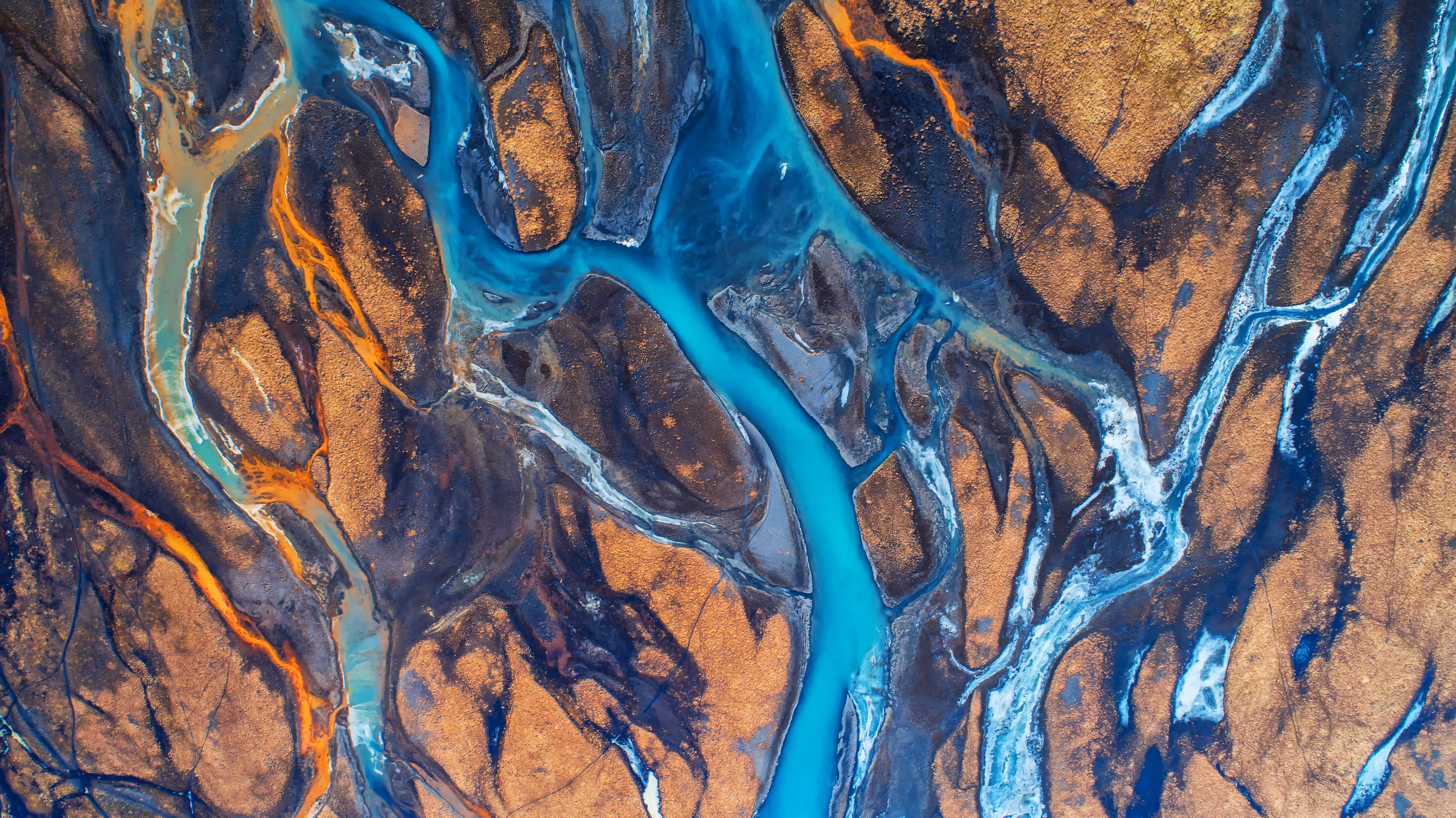 Makro Aufnahme einer Landschaft von oben mit mehreren Flüssen