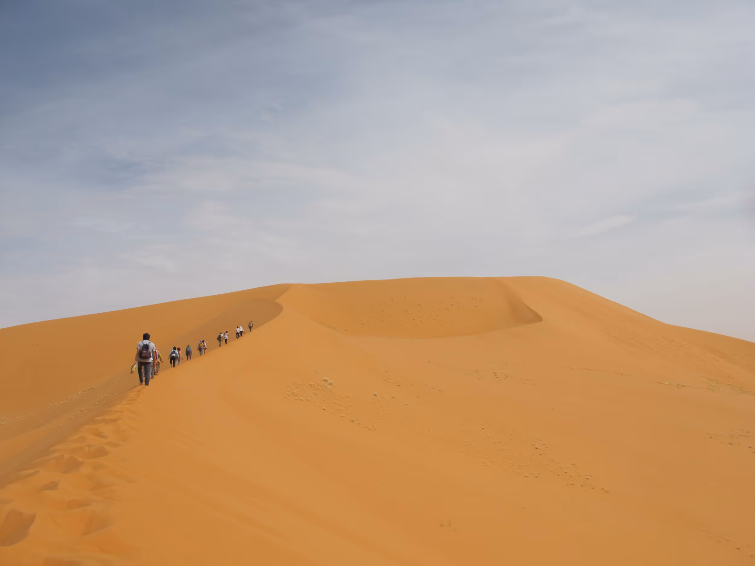 Energiearbeit und Yoga in der Sahara Landschaft