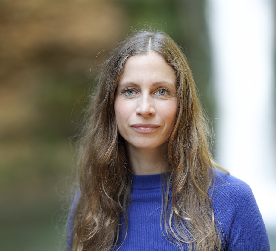 Andrea Stäger im Portrait Foto.