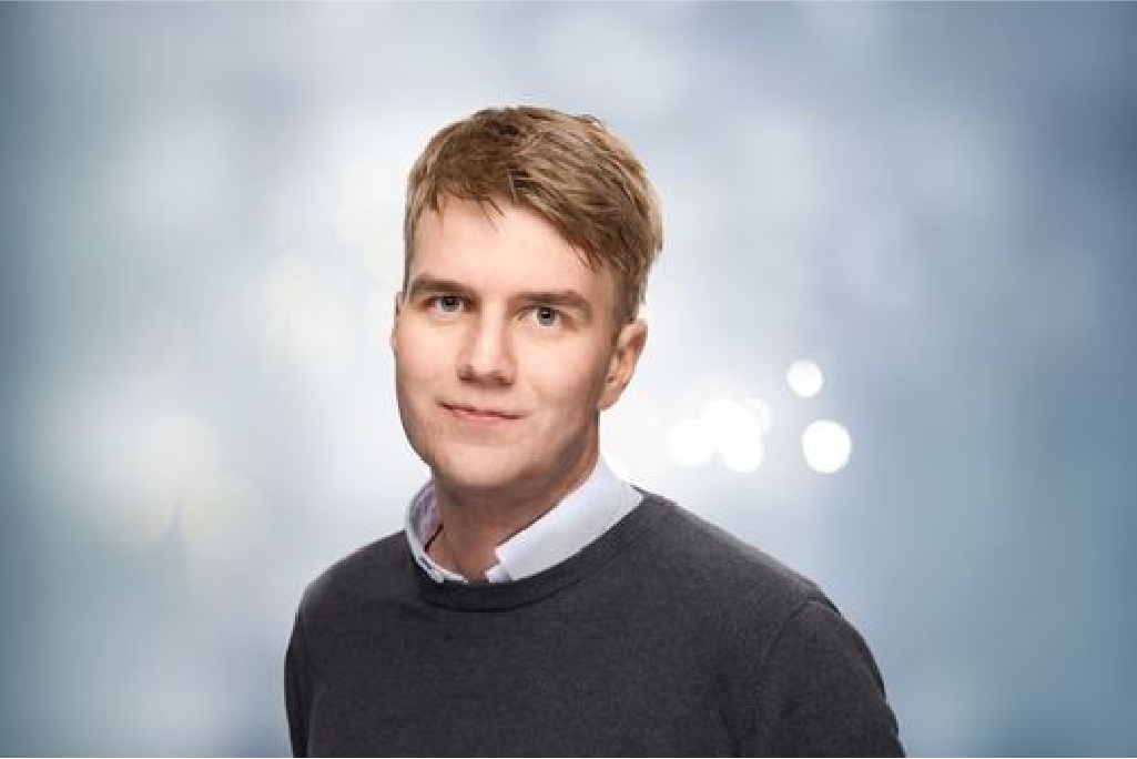 Porträtt av Jonathan som skrivit en artikel till Financial Services Review för Inkasso Marginalens räkning