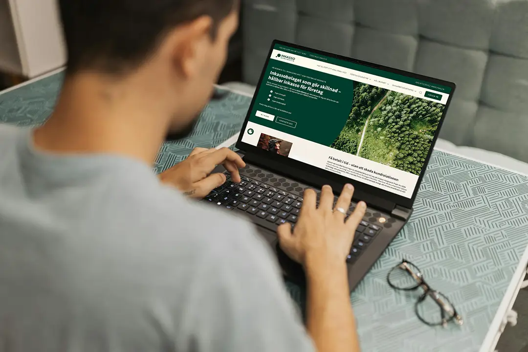 Person registrerar sig för att skicka faktura till inkasso 