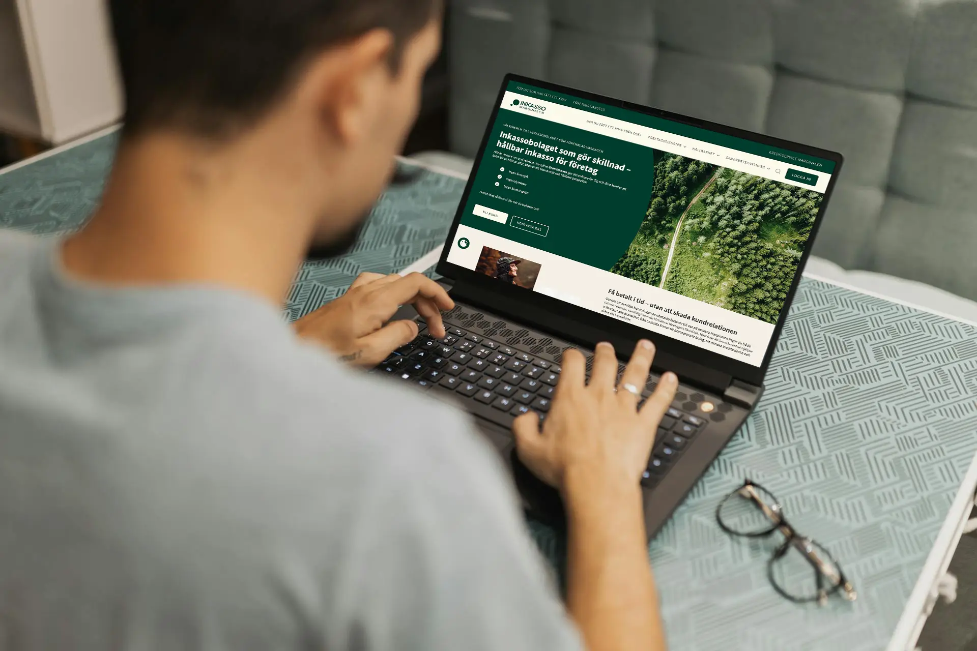 Person registrerar sig för att skicka faktura till inkasso