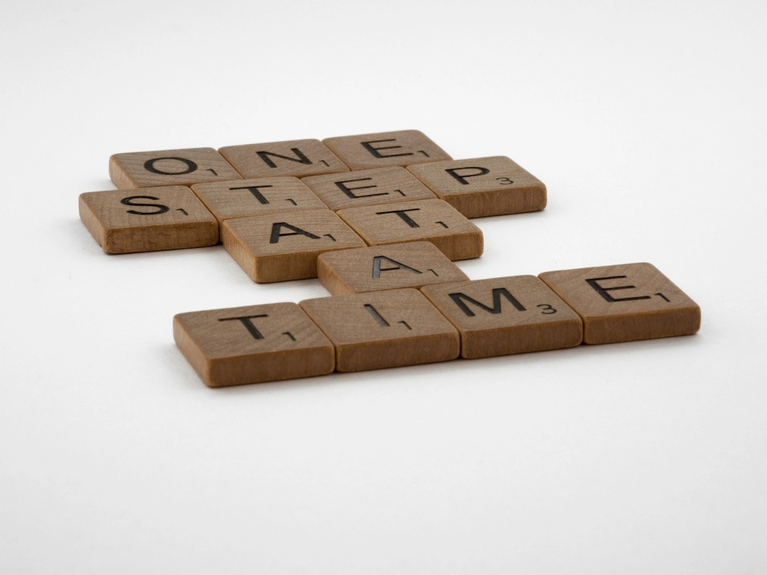 Bild beskriver processen av indrivning av skulder och obetalda fakturor genom att ta ett steg i taget