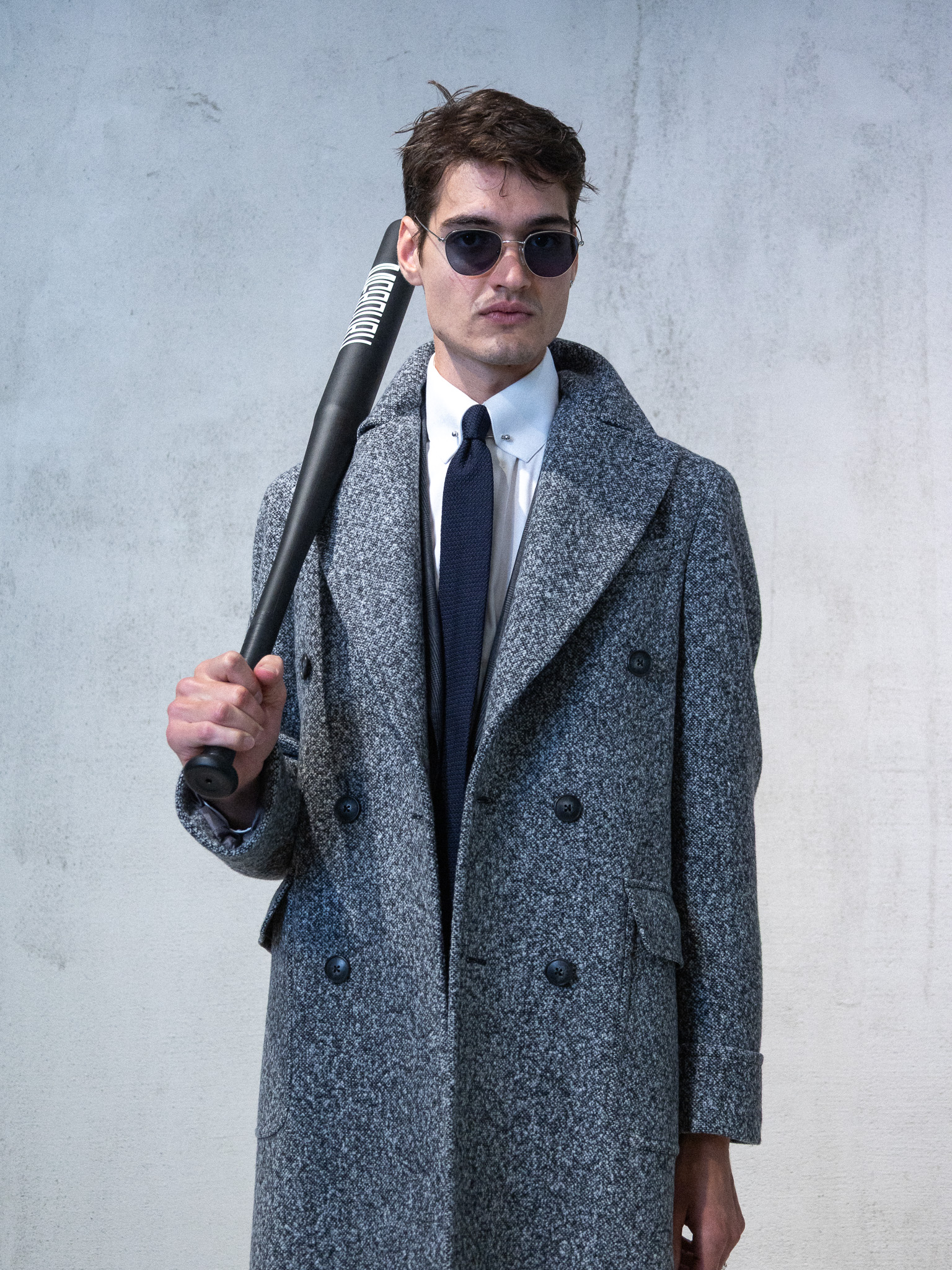 Sitz vom Hochzeitsanzug wird geprüft