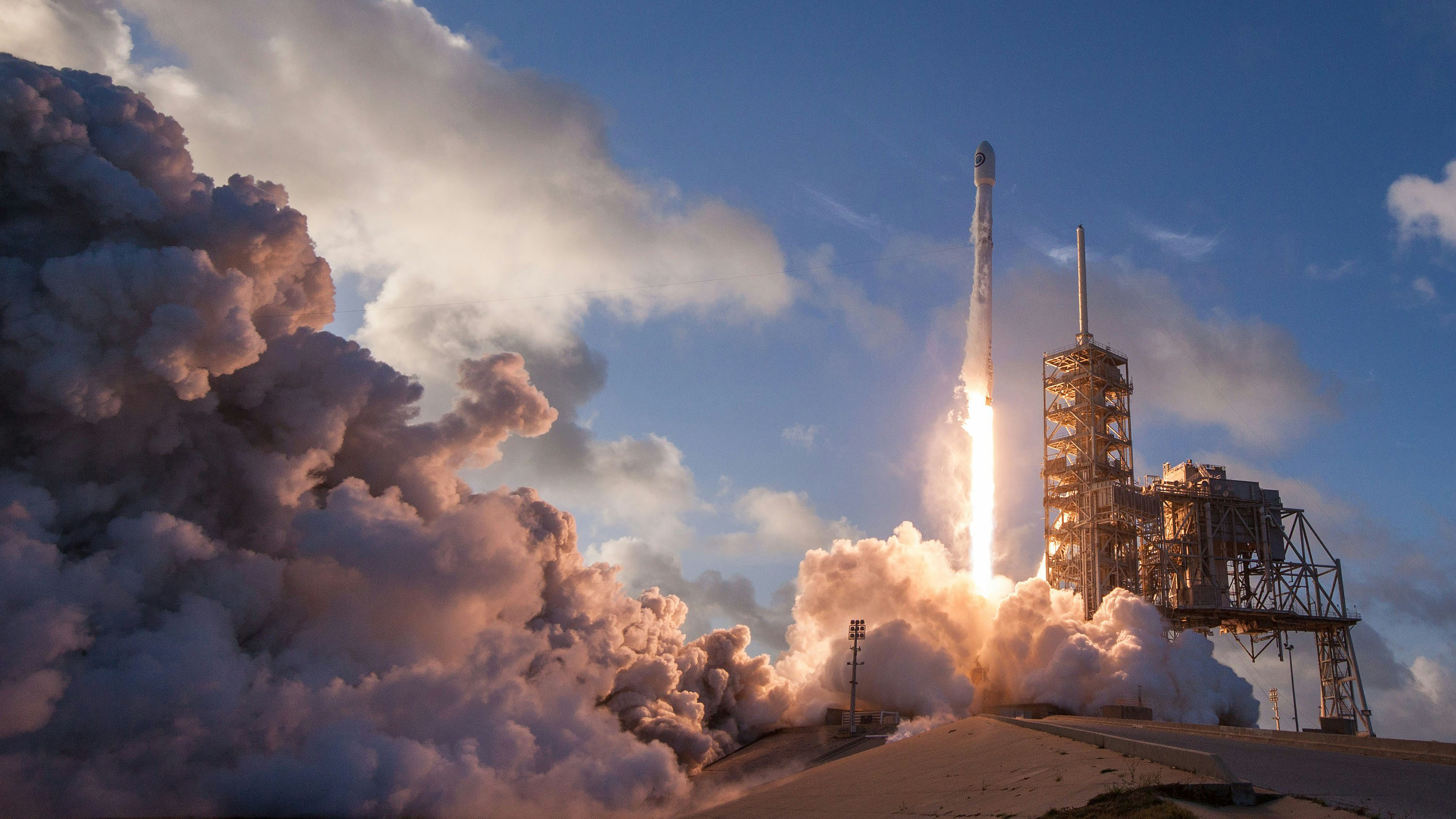 Rakete startet von Weltraumbahnhof