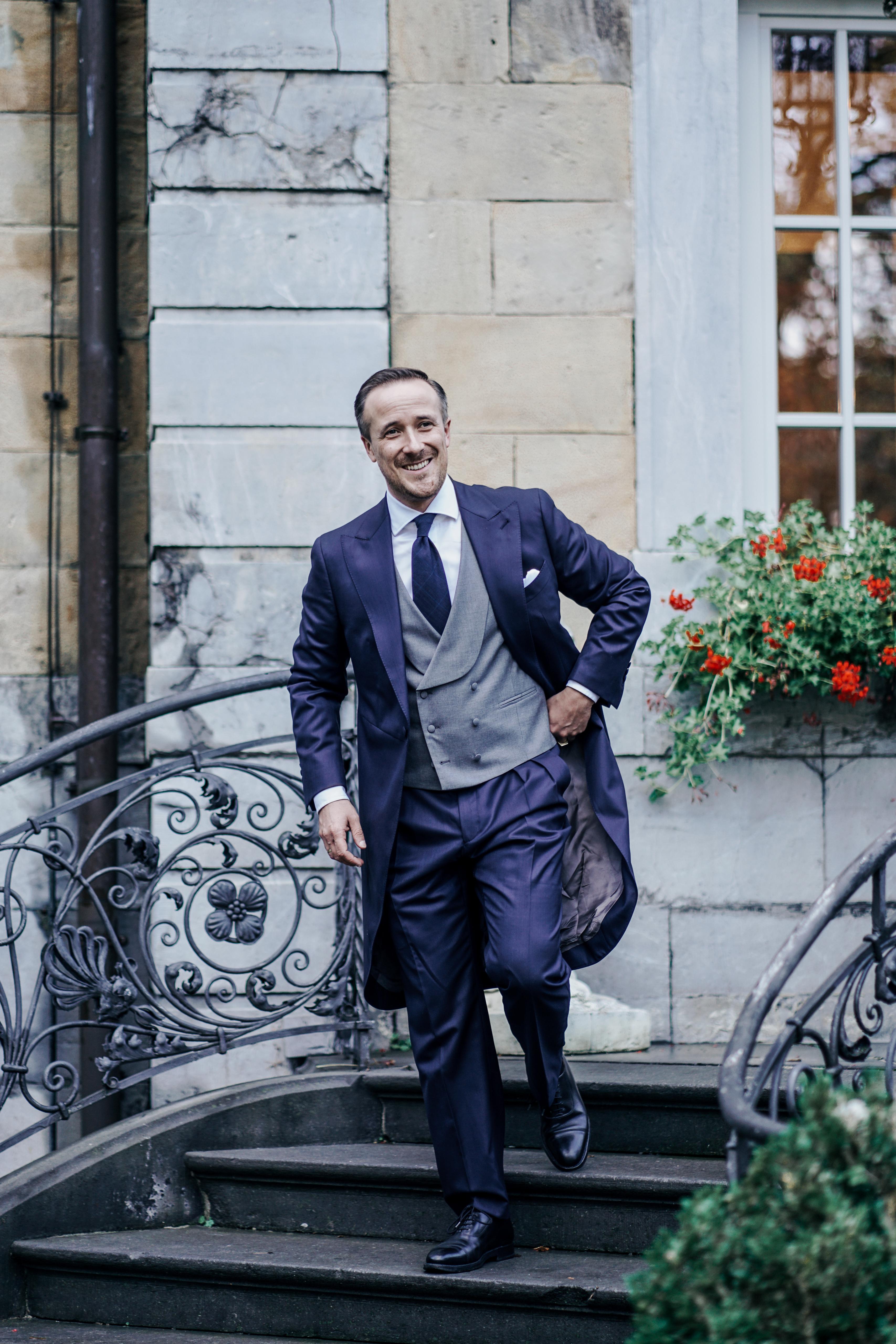 Joe Laschet im eleganten Navy Cut mit grauer Weste – formeller Hochzeitsanzug im Morning Dress Stil