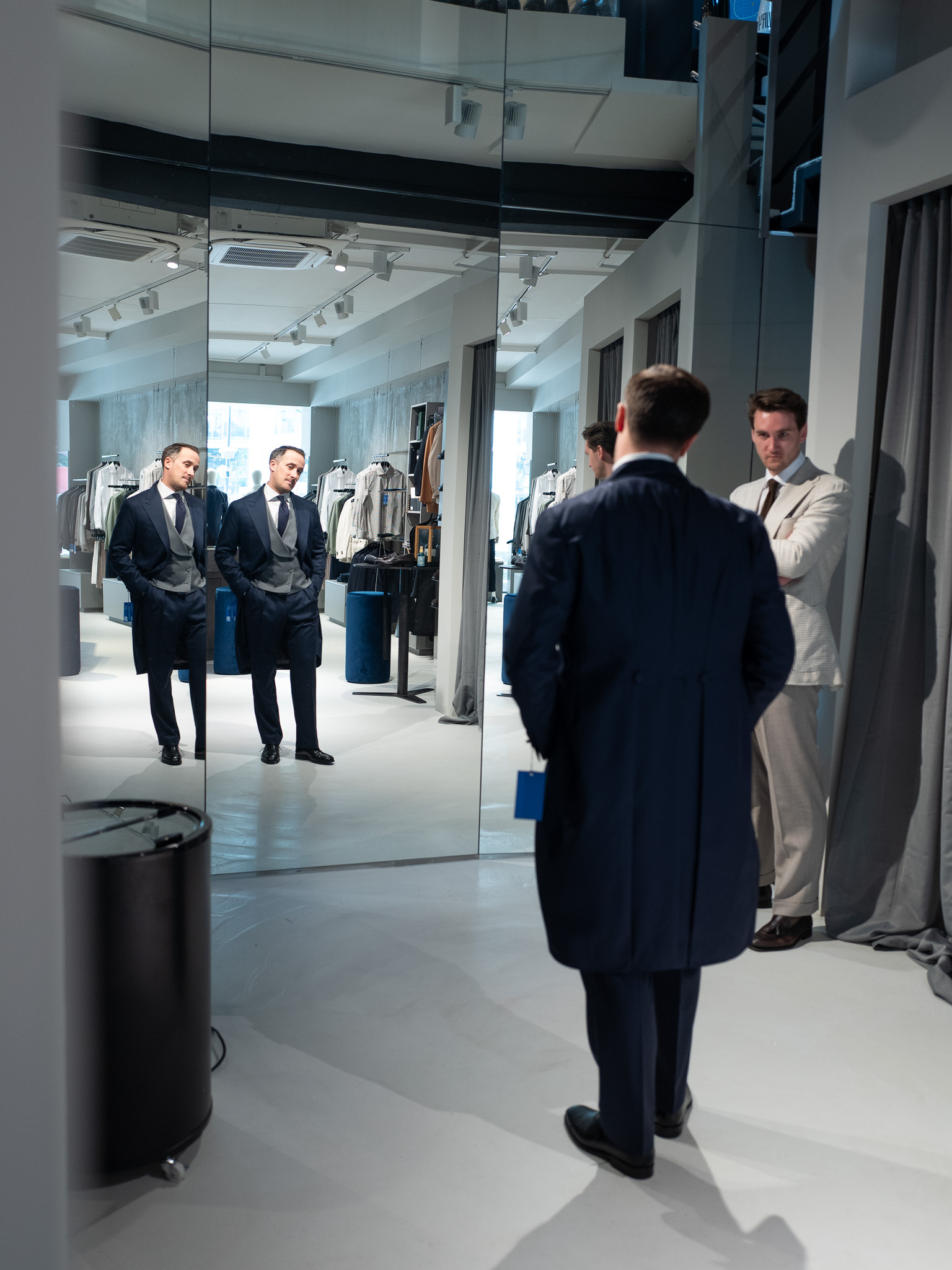 Johannes „Joe“ Laschet bei der Anprobe seines Navy Morning Dress im HOUSE of MERCURY Store – maßgeschneiderter Hochzeitsanzug mit grauer Weste