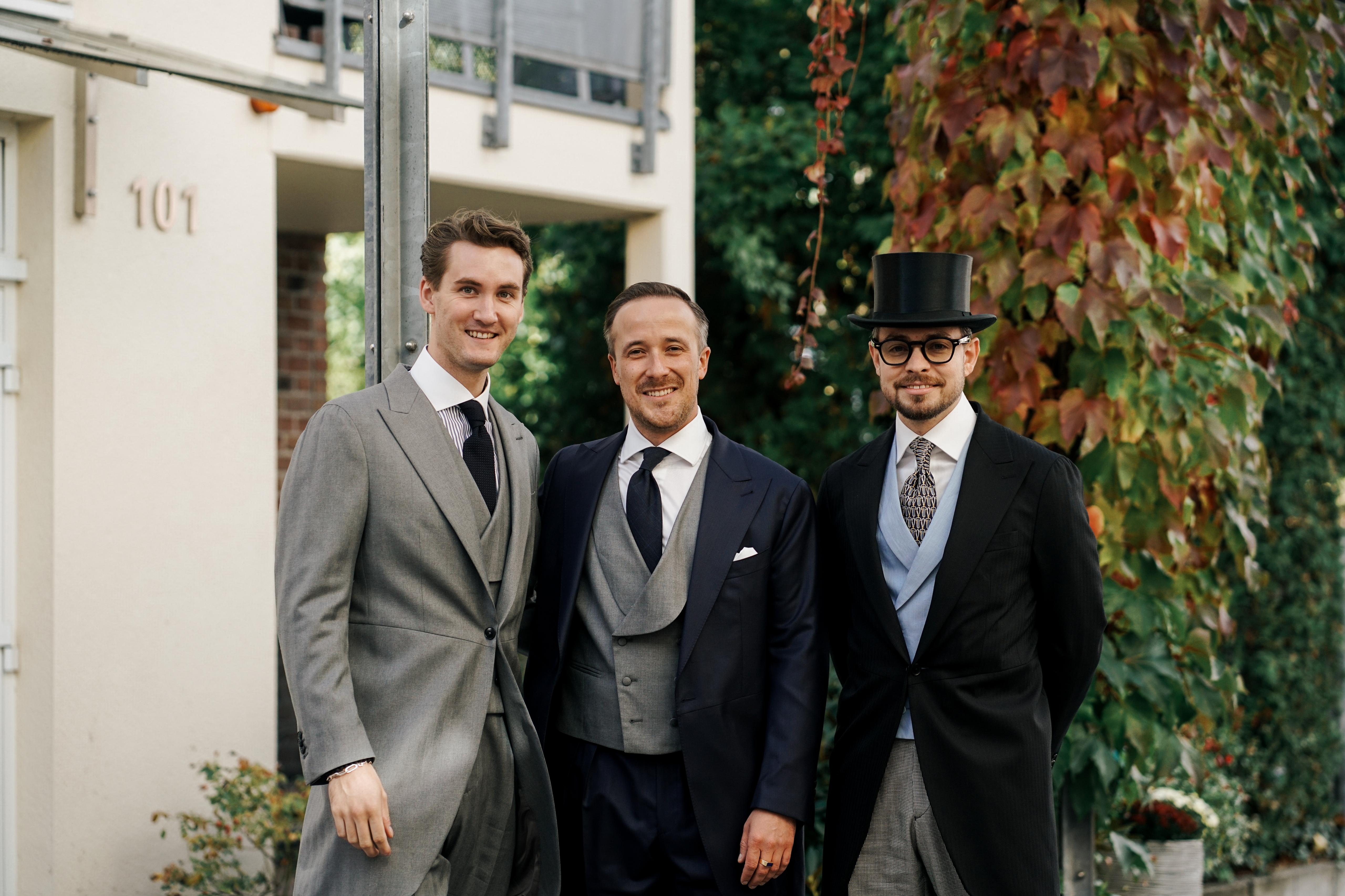 Johannes „Joe“ Laschet mit Gästen im klassischen Cut und Morning Dress – traditioneller Hochzeitsanzug in Navy und Grau