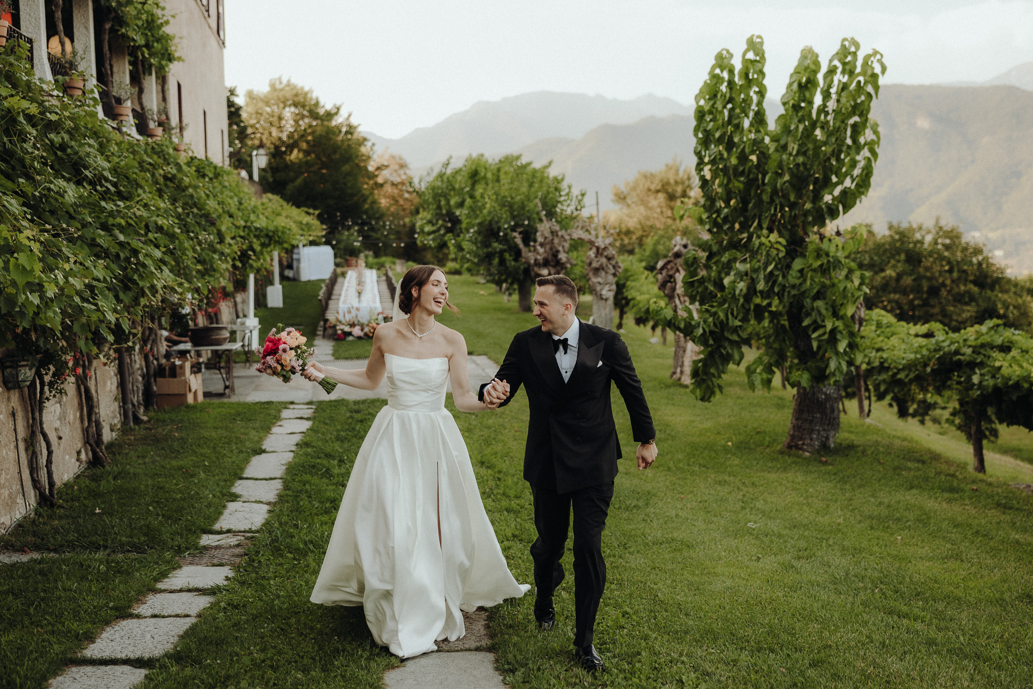 Bräutigam im Smoking bei einer eleganten Destination Wedding