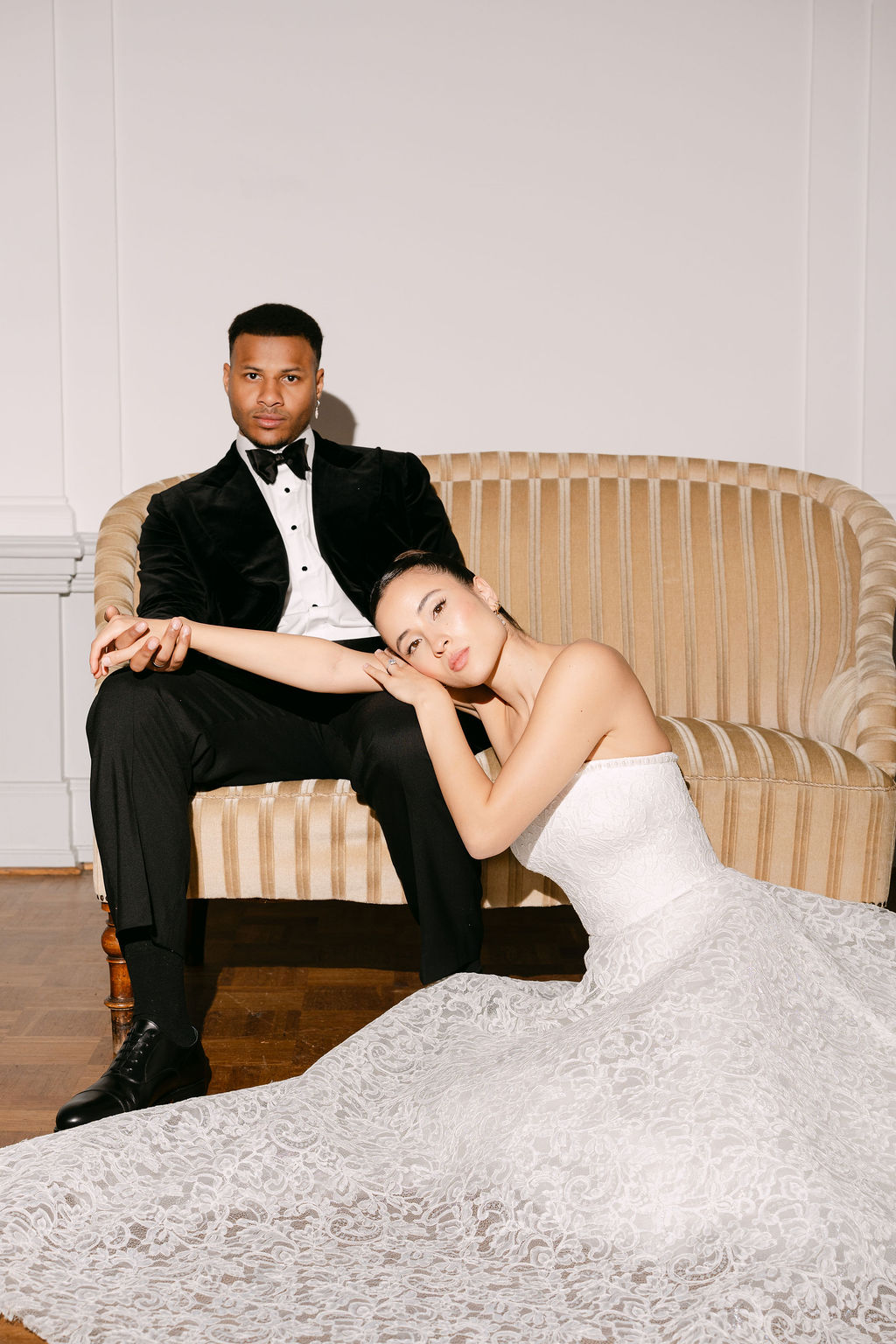 Midnight Blue Smoking für eine elegante Destination Wedding