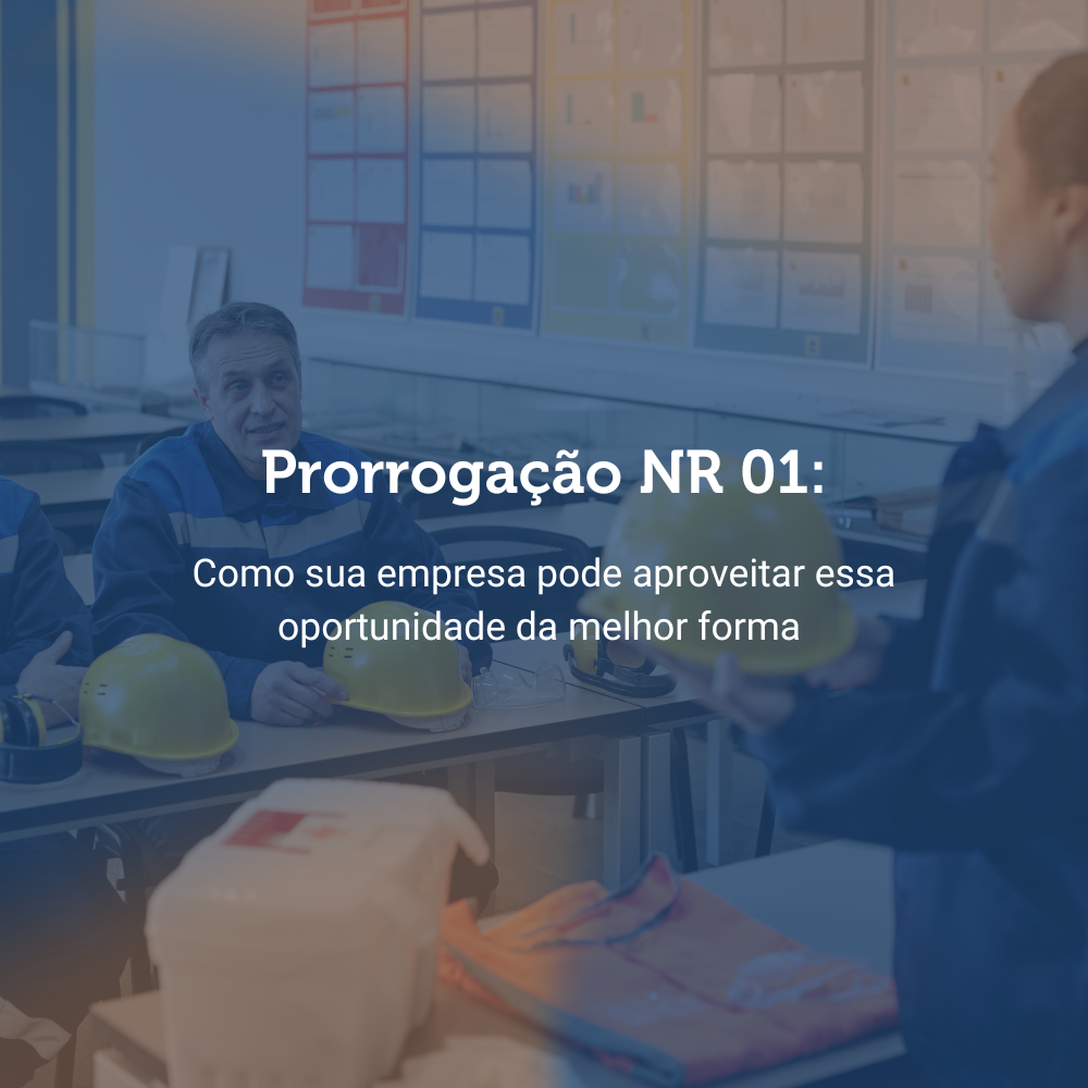 duas pessoas de capacete e colete escutando outra pessoa explicando sobre segurança