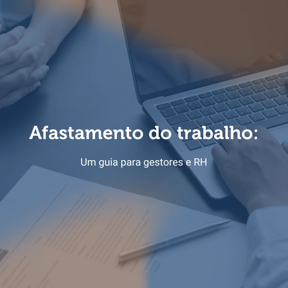 pessoa mexendo em notebook e outra pessoa sentada de braços cruzados em frente ao notebook