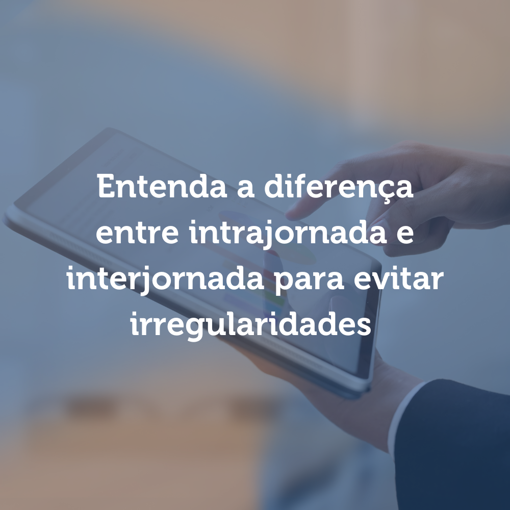 pessoa mexendo em tablet