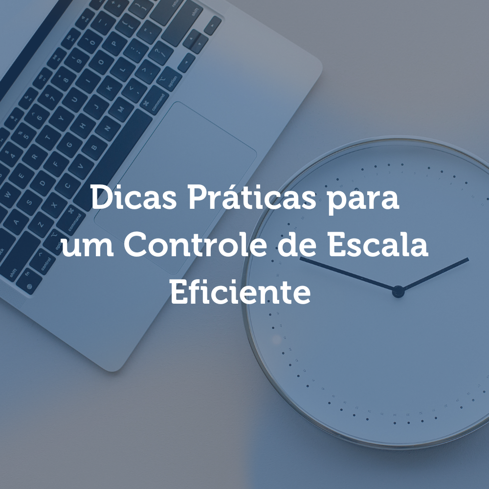 notebook e relógio sob a mesa