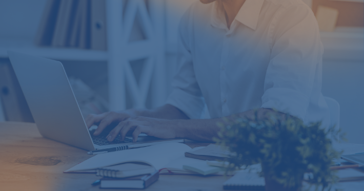 homem digitando em notebook